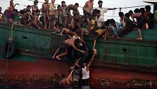 Imigrantai i&scaron; vandens traukia numestą humanitarinę pagalbą