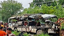 Per susidūrimą su sunkvežimiu Indijoje sumaitotas autobusas