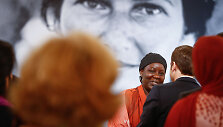 Emmanuelis Macronas penktadienį įteikė pirmąjį Simone Veil apdovanojimą kamerūnietei &ndash; Aissai Doumarai Ngatansou.