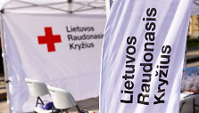 Socialinės apsaugos ir darbo ministrė Monika Navickienė Katedros aik&scaron;tėje i&scaron;lydėjo Lietuvos Raudonojo Kryžiaus savanorių ekipažą,