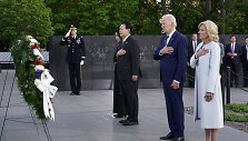 JAV prezidentas Joe Bidenas ir Pietų Korėjos lyderis Yoon Suk-yeolas prie Korėjos karo memorialo