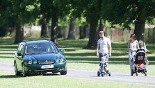 Skubėdama į bažnyčią karalienė Elizabeth II aplenkė jauną &scaron;eimą ir apvažiavo ją per veją
