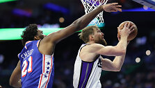 Domantas Sabonis (de&scaron;inėje) ir Joelis Embiidas (kairėje)
