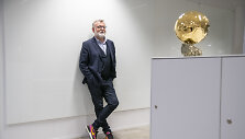 &bdquo;France Football&ldquo; redaktorius Pasqualis Ferre. Prancūzijos žurnalas kasmet renka geriausią pasaulio futbolininką, kuriam atitenka &bdquo;Ballon d'Or&ldquo; &ndash; Aukso kamuolys.