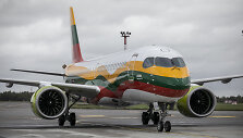 Lietuvos vėliavos spalvomis nudažyto lėktuvo &bdquo;Airbus A220-300&ldquo; pasitikimas Vilniaus oro uoste