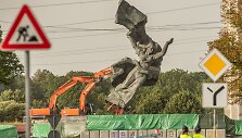 Rygoje demontuojamas sovietinis paminkas