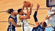 Giannis Antetokounmpo prie&scaron; Joną Valančiūną ir Brandoną Clarke'ą