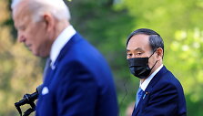 Joe Bidenas ir Yoshihide Suga