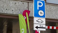 Lietuvoje atidaryta pirmoji elektromobilių greitojo įkrovimo stotelė.
