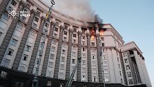 Degantis pastatas po Rusijos smūgių Ukrainoje / HANDOUT / AFP