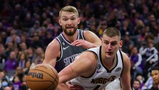 Domantas Sabonis prie&scaron; Nikolą Jokičių