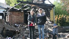 Jauna &scaron;eima po gaisro nenuleidžia rankų &ndash; nori atkurti savo namus