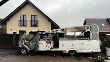 Kretingos rajone gyvenanti &scaron;eima pavie&scaron;ino nuotraukas, kuriose matomas ugnies suniokotas turtas.