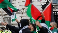 Palestiniečių rėmėjai per protestą Londone