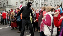 Pareigūnas ir protestuotojos Minske