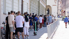 Žmonės renkasi prie Vilniaus universiteto laukdami Joe Bideno kalbos