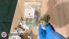 Klaipėdos teisėsaugininkai su įkalčiais sulaikė jaunuolį įtariamą platinusį narkotines medžiagas