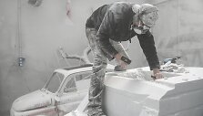 Menininkas Italijoje kuria &bdquo;Fiat 500&ldquo; skulptūrą i&scaron; marmuro
