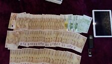 Kratų metu pas įtariamuosius rasti, manoma, nelegaliai įgyti pinigai