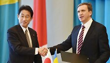Pavelas &Scaron;eremeta kartu su Japonijos užsienio reikalų ministru Fumio Kishida