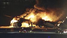 Po avarijos užsiliepsnojęs &bdquo;Japan Airlines&ldquo; lėktuvas