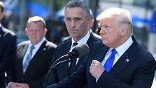 D.Trumpas ir J.Stoltenbergas (kairėje)