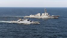 JAV karo laivas &bdquo;USS Jason Dunham&ldquo; (de&scaron;inėje)