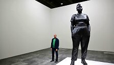 Britų menininkas Thomas J. Price'as prie savo darbo &bdquo;Moments contained&ldquo;, Bazelio meno mugėje, 2022