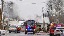Ugniagesiai nuskubėjo gesinti Vilniaus Užupyje užsiliepsnojusio medinio namo