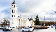 Vilniaus Kalėdų eglė jau Katedros aik&scaron;tėje