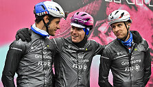 Ignatas Konovalovas (de&scaron;inėje) su komanda kopė ant &bdquo;Giro d&rsquo;Italia&ldquo; prizininkų pakylos