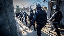 Kalėjimų departamento pareigūnai atlieka kratą Pravieni&scaron;kių pataisos namuose