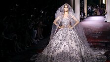 &bdquo;Zuhair Murad&ldquo; 2019&ndash;2020 m. rudens ir žiemos auk&scaron;tosios mados kolekcijos modelis