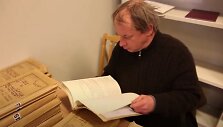 Julius Sasnauskas Lietuvos ypatingojo archyvo KGB dokumentų skaitykloje skaito sovietų saugumo jam i&scaron;keltą baudžiamąją bylą. Vilnius.