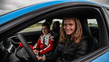 Airinė Pal&scaron;ytė bando sporti&scaron;kus automobilius 