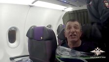 Į pilotų kabinę bandęs įsiveržti lėktuvo keleivis su lipnia juosta priri&scaron;tas prie kėdės