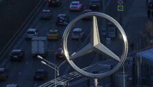 &bdquo;Mercedes-Benz&ldquo; logotipas ant naujų automobilių salono Maskvoje 