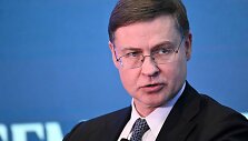 V. Dombrovskis / MANDEL NGAN / AFP