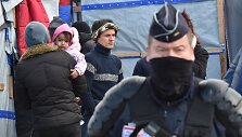 Prancūzijos pareigūnai pradėjo ardyti pabėgėlių stovyklą prie Kalė uostamiesčio