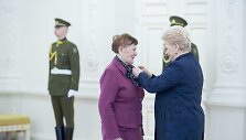 Prezidentė Dalia Grybauskaitė pasveikino ir ordino &bdquo;Už nuopelnus Lietuvai&ldquo; medaliu apdovanojo daugiavaikes motinas