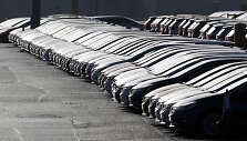 I&scaron;rikiuoti &bdquo;Vauxhall&ldquo; automobiliai gamykloje Didžiojoje Britanijoje