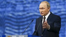 Rusijos prezidentas Vladimiras Putinas penktadienį ekonomikos forume Sankt Peterburge