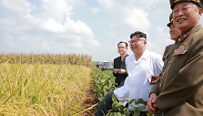 Kim Jong Unas su patarėjais
