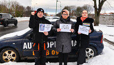 Klaipėdiečiai, metų metus bandantys atkreipti dėmesį į gatvėse stovinčias reklama apklijuotas ma&scaron;inas, susuko &scaron;maik&scaron;tų klipą.