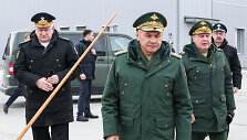 Sergejus &Scaron;oigu (viduryje)