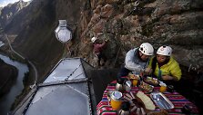 Nakvynė permatomose kapsulėse kabančiose uolos vir&scaron;ukalnėje Peru