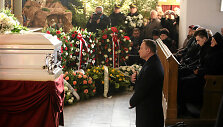 Lenkijos prezidentas Andrzejus Duda prie žuvusio vairuotojo karsto