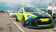 &bdquo;Neste Dream 2 Drive &ndash; Tauras Racing&ldquo; komandos automobilis, kurį &bdquo;Autoplius.lt Fast Lap&ldquo; Kačerginėje pilotuos du Lietuvos virtualių žiedinių lenktynių čempionato nugalėtojai.