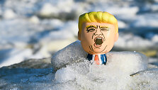 Donaldo Trumpo žaislinė figūrėlė sniege / IMAGO/Christian Ohde / IMAGO/Christian Ohde