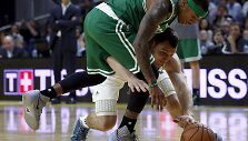 Jonas Mačiulis prie&scaron; Isaiah Thomaso smūgį keliu į antakį